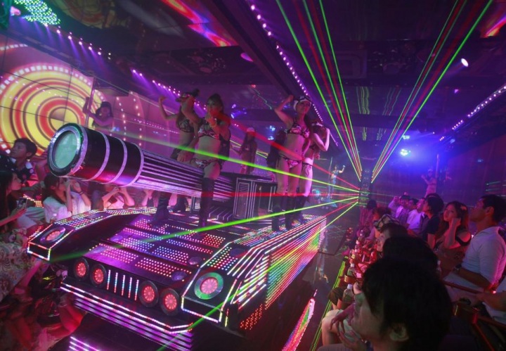 Огромные женщины-роботы в токийском кабаре