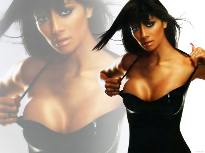 Знаменитости с натуральной грудью (59 фото)