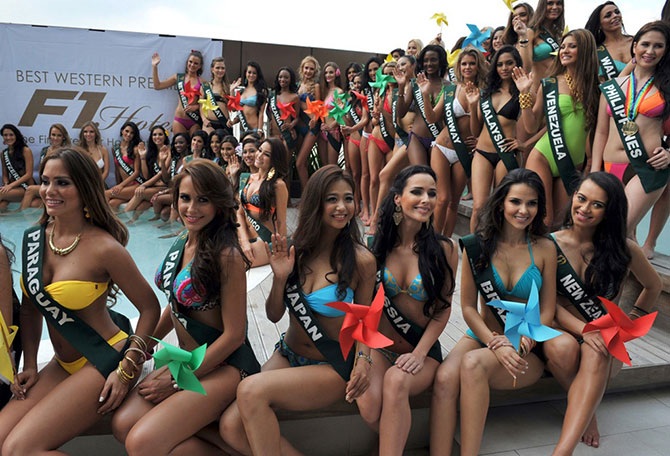 Участницы конкурса красоты «Мисс Земля 2012» в купальниках