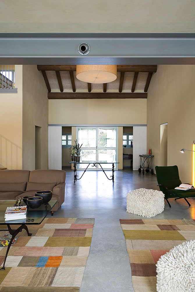 Дом в здании амбара 19-го века в Италии