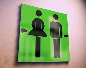 Как развлечь себя в общественном туалете